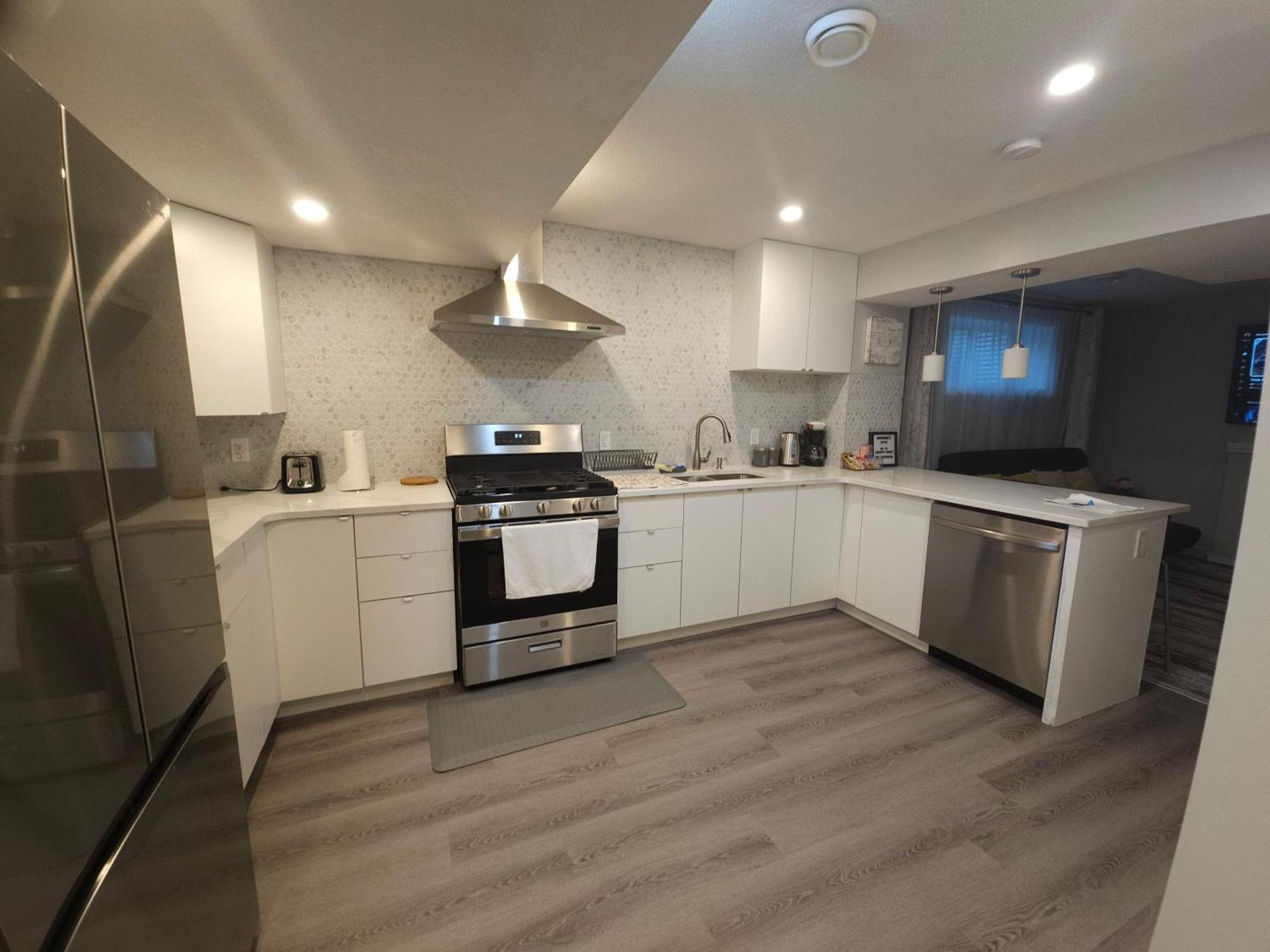 Cozy 2 Bedroom Suite, Queen Beds, Near The Airport Edmonton Exterior foto